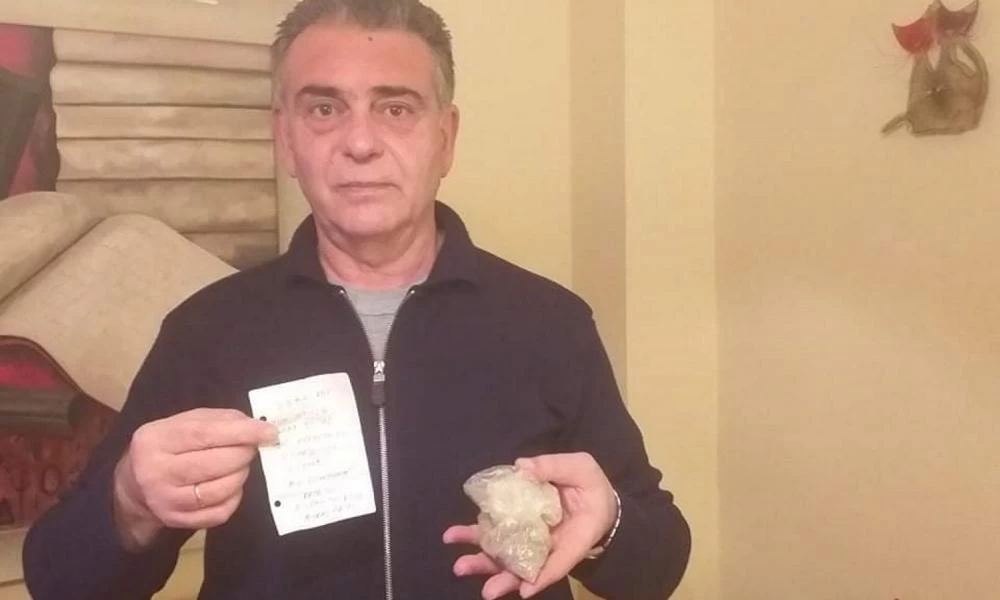 Aπίστευτο οικογενειακό κειμήλιο στο Ηράκλειο! Βρήκε χώμα από τη Μικρά Ασία στο εικονοστάσι της μητέρας του